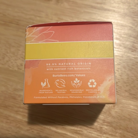 BURT’S BEES | Truly Glowing Night Cream - Picture 2 of 4